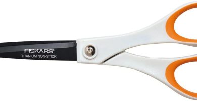 Fiskars Tijeras antiadhesivas Universales, Longitud: 18 cm, para diestros y zurdos, Revestimiento de titanio/Acero inoxidable/Plástico, Blanco/Naranja, 1004720
